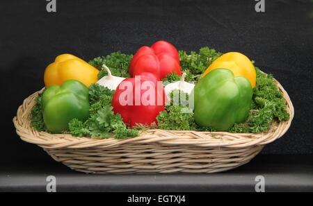 Eine Darstellung der Paprika und Knoblauch auf einem Bett aus Petersilie. Stockfoto