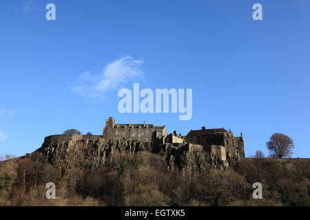 Stirling Castle, auf einem Felsen, der als Castle Hill bekannt ist. Es handelt sich um ein antikes Monument, das von Historic Scotland verwaltet wird. Stockfoto