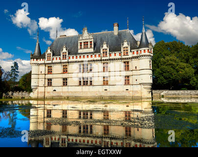 Außenseite des Renaissance-Schloss d'Azay-le-Rideau mit seinen Wassergraben, erbaut zwischen 1518 und 1527, Loiretal, Frankreich Stockfoto