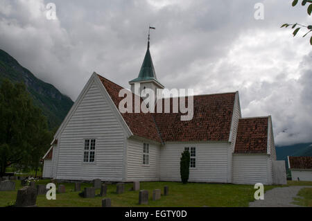 Alten Olden Kirche ist eine hölzerne Kirche, gebaut im Jahre 1759 in der Ortschaft Olden an einem Ende des Nordfjord. Einige 250 Sitzplätze. Stockfoto