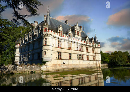 Außenseite des Renaissance-Schloss d'Azay-le-Rideau mit seinen Wassergraben, erbaut zwischen 1518 und 1527, Loiretal, Frankreich Stockfoto