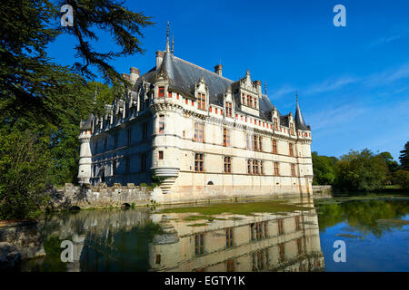 Außenseite des Renaissance-Schloss d'Azay-le-Rideau mit seinen Wassergraben, erbaut zwischen 1518 und 1527, Loiretal, Frankreich Stockfoto