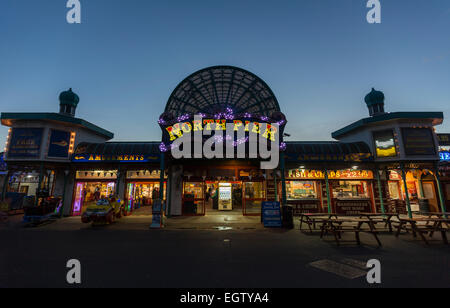 Beleuchtete Nordpier in der Abenddämmerung. Blackpool-Beleuchtung in der Nacht mit den beleuchteten Turm Stockfoto