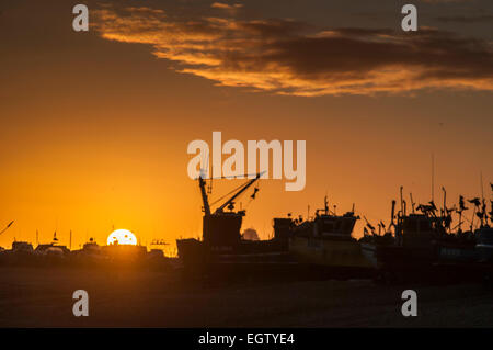 Hastings, East Sussex, Großbritannien. März 2015. Wetter in Großbritannien: Sonnenuntergang über der Fischfangflotte Der Altstadt Stockfoto