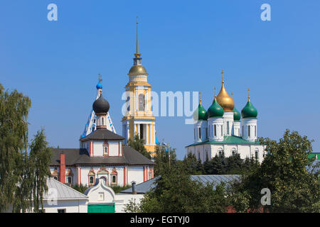 Die Skyline der Altstadt (Novo-Holutwin Kloster & Glockenturm, Himmelfahrts-Kathedrale und anderen Kirchen) von Kolomna, Russland Stockfoto