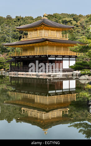 Die 14c Gärten des Kinkaku-JI Tempels (der Goldene Pavillon), Kyoto, Japan. Das ursprüngliche Tempelgebäude wurde 1950 niedergebrannt und 1955 wieder aufgebaut Stockfoto