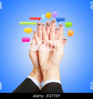 Gruppen-Chat mit Sprechblasen und viele lustige Smileys an Fingern Stockfoto