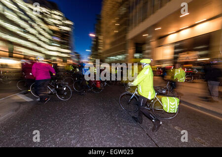 London, UK. 2. März 2015. Aktivisten aus Stop Killing Radfahrer statt Protest und sterben-In Aktion heute Abend außerhalb Westminster City Council in London. Die Aktion wurde eingerichtet, um den Tod von Claire Hitier-Abadie, zu gedenken, die ihr Leben verloren, während der Fahrt am Donnerstag, 19. Februar an der Victoria Street. Bildnachweis: Velar Grant/ZUMA Wire/ZUMAPRESS.com/Alamy Live-Nachrichten Stockfoto