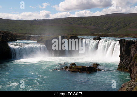 Goðafoss oder Wasserfall der Götter fällt auf einer Breite von 30 Metern zwölf Meter und bildet eines der spektakulärsten Wasserfälle Stockfoto