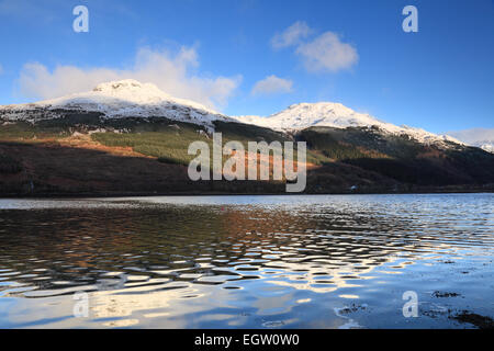 Die Voralpen Arrochar spiegelt sich im Wasser des Loch Long, ein Meer Loch in Argyll and Bute, Scotland. Stockfoto