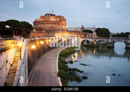 Das Mausoleum des Hadrian, normalerweise bekannt als Castel Sant'Angelo im Abendlicht. Rom, Italien Stockfoto