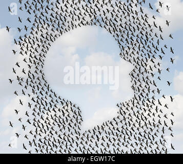 Menschliche Freiheit und Auswanderung Konzept als eine Gruppe von fliegenden Gänse als eine organisierte Vogelschwarm in Form von Kopf oder Gesicht pr Stockfoto