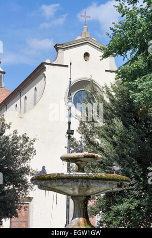 Kleiner Brunnen vor der Basilika der Heiligen Geistes Fassade in Florenz, Italien Stockfoto