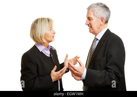 Zwei alte Geschäftsleute sprechen und streiten in einer Diskussion Stockfoto