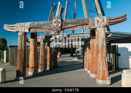 Maori Holzschnitzerei, Te Puia Marae, Whakarewarewa, Rotorua, Bay of Plenty, Nordinsel, Neuseeland. Stockfoto