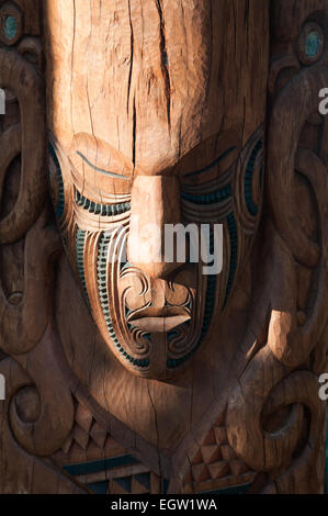 Maori Holzschnitzerei, Te Puia Marae, Whakarewarewa, Rotorua, Bay of Plenty, Nordinsel, Neuseeland. Stockfoto