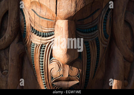 Maori Holzschnitzerei, Te Puia Marae, Whakarewarewa, Rotorua, Bay of Plenty, Nordinsel, Neuseeland. Stockfoto