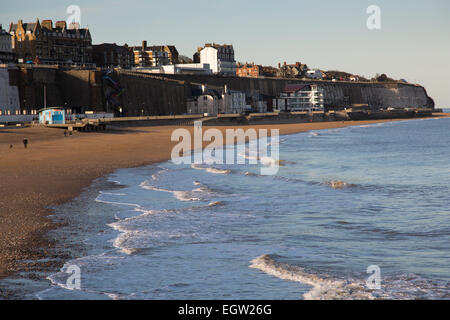 Die Flut kommt im Laufe des späten Nachmittags an einem Wintertag in Ramsgate, Kent Stockfoto