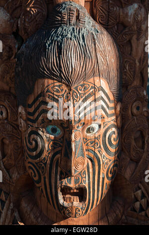 Maori Holzschnitzerei, Te Puia Marae, Whakarewarewa, Rotorua, Bay of Plenty, Nordinsel, Neuseeland. Stockfoto