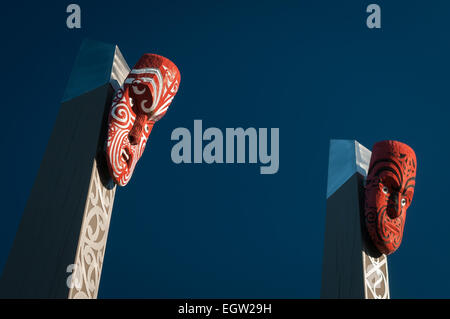 Maori Holzschnitzerei, Te Puia Marae, Whakarewarewa, Rotorua, Bay of Plenty, Nordinsel, Neuseeland. Stockfoto