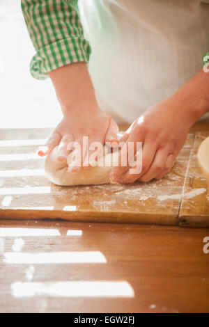 Weibes Hände kneten Teig. Stockfoto