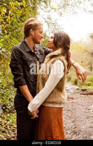 Frau und Mann umarmt. Stockfoto