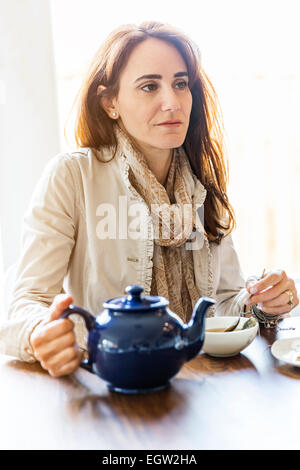 Frau mit Tee. Stockfoto