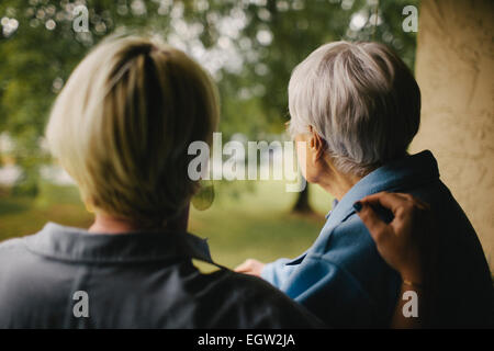 Jüngere Frau Hand auf senior Frau Schulter. Stockfoto