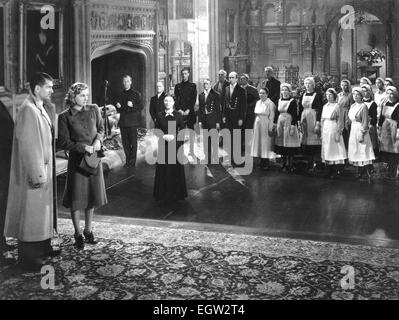 REBECCA 1940 United Artists film mit Joan Fontaine auf der linken Seite neben Laurence Olivier, wie sie in ihr neues Zuhause empfangen wird. Judith Anderson ist nach vorne als die Haushälterin, Frau Danvers Stockfoto
