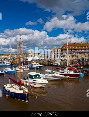 Boote vor Anker im Hafen von West Bay, einen kleinen Fischerhafen in der Nähe von Bridport an der Jurassic Coast in Dorset Süd-West England UK Stockfoto