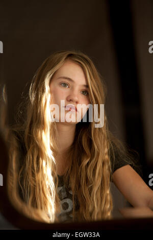 Teen Mädchen in schwarzen Hemd suchen apathisch. Stockfoto