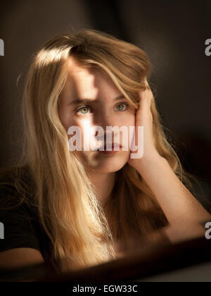 Teen Mädchen in schwarzen Hemd suchen apathisch. Stockfoto