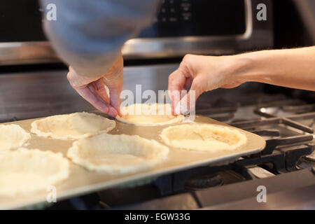 Hände Formen von Torte Teig. Stockfoto