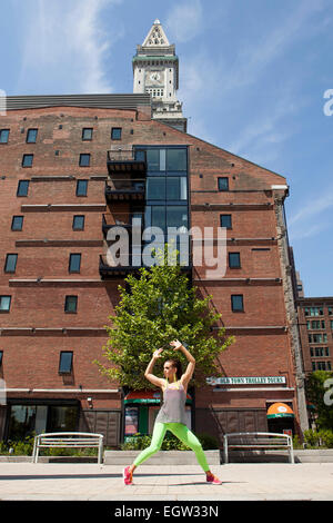 Frau posiert vor Backsteinbau. Stockfoto