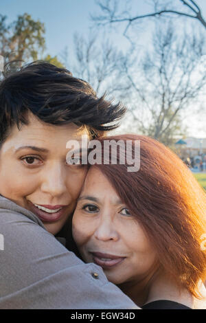 Zwei Freundinnen umarmen. Stockfoto