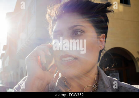 Upclose Bild der Frau am Handy. Stockfoto