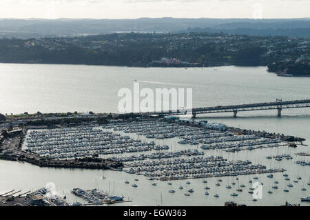 Westhaven Marina vom Skytower, Auckland, Nordinsel, Neuseeland gesehen. Stockfoto