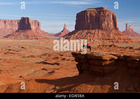 Speisen Sie (Navajo) auf einem Pferd im John Ford's Point, Monument Valley Tribal Park, Utah Stockfoto