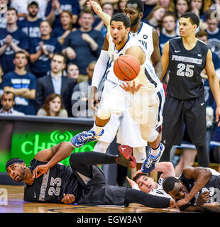 Villanova, PA, USA. 24. Februar 2015. 24. Februar 2015: Villanova Sophomore bewachen Josh Hart (3) Tauchgänge über Spieler für eine lockere Kugel während der Matchup zwischen Providence Friars und #6-Ranked Villanova Wildcats im The Pavilion in Villanova, Pennsylvania. Villanova gewann 89-61. © Csm/Alamy Live-Nachrichten Stockfoto