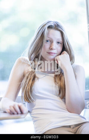 Porträt von Tween/Teen Mädchen slouching. Stockfoto