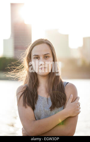 Porträt der Frau mit verschränkten Armen und in Portland Stockfoto