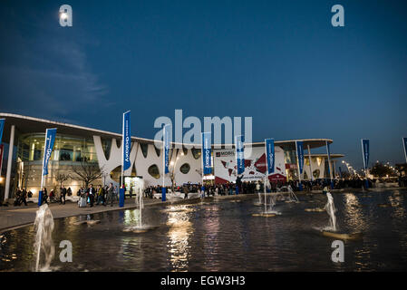 Barcelona, Katalonien, Spanien. 2. März 2015. Tausende Besucher lassen die Messehallen der Mobile World Congress 2015 während der blauen Stunde in Barcelona Credit: Matthias Oesterle/ZUMA Wire/ZUMAPRESS.com/Alamy Live News Stockfoto