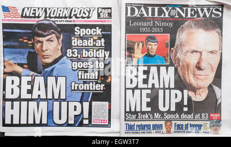 Die NY Daily News und die New York Post auf Samstag, 28. Februar 2015 verwenden ähnliche Schlagzeilen in ihrer Berichterstattung über den Vortagen Tod des Schauspielers Leonard Nimoy im Alter von 83 Jahren. Nimoy dargestellt die Vulcan Wissenschaftsoffizier Spock auf Raumschiff Enterprise auf der beliebten TV-Serie "Star Trek" und Filme.  (© Richard B. Levine) Stockfoto