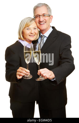 Gerne älteres paar Champagner zusammen aus Gläsern trinken Stockfoto