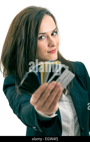 Frau mit vielen verschiedenen Kreditkarten. Isoliert auf weiss. Stockfoto