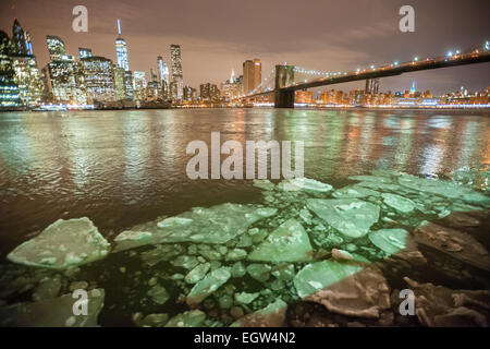 Die Skyline von New York wird über den East River aus Brooklyn auf Dienstag, 24. Februar 2015 gesehen. Klumpen des Eises schwimmend im Fluss durch das kalte Wetter verursacht hat die Fähre am Dienstag ausgesetzt werden. Der East River Boote sind kleiner als die auf dem Hudson River und wäre mehr anfällig für Beschädigungen. (© Richard B. Levine) Stockfoto