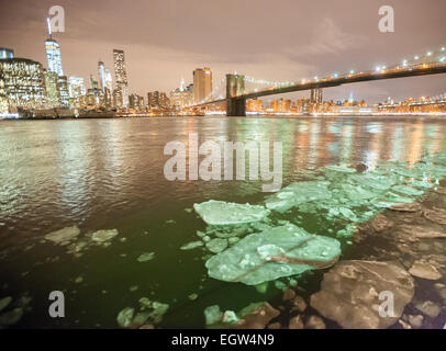 Die Skyline von New York wird über den East River aus Brooklyn auf Dienstag, 24. Februar 2015 gesehen. Klumpen des Eises schwimmend im Fluss durch das kalte Wetter verursacht hat die Fähre am Dienstag ausgesetzt werden. Der East River Boote sind kleiner als die auf dem Hudson River und wäre mehr anfällig für Beschädigungen. (© Richard B. Levine) Stockfoto