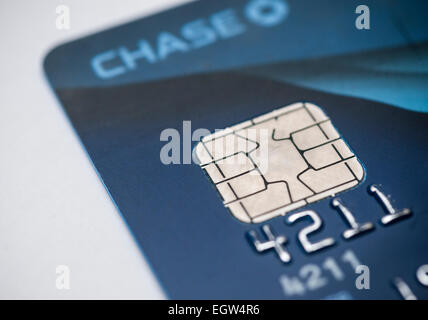 Eine EMV-ausgestattet JPMorgan Chase Visa-Karte, vor kurzem von einem Verbraucher auf Montag, 23. Februar 2015 erhalten. Roll-out der sichereren EMV-Chip-Technologie in ihre Kreditkarten beginnen Kreditkartenanbieter American Express, Visa und MasterCard. Die neuen Karten, verwendet bereits in Europa, ersetzen den Magnetstreifen mit einem eingebetteten Chip Technologie verschlüsselt. (© Richard B. Levine) Stockfoto