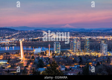 Portland Oregon Süd Waterfront mit Ross Island Bridge Mount Hood entlang Willamette River bei Sonnenuntergang Alpenglühen Stockfoto