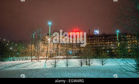 Ein Gebäude mit einem Wachturm Neonschild, mit der Temperatur und des Datums, auf Dienstag, 24. Februar 2015 aus Brooklyn Bridge Park im Stadtteil Brooklyn Heights, Brooklyn in New York gesehen.  Trotz des Wachturms wird ein Zeuge Jehovas Veröffentlichung hat die Kirche die meisten ihrer umfangreichen Immobilienbesitz in Brooklyn Heights verkauft und sind auf dem Weg zu Eigentumswohnungen oder Tech Naben.  © Richard B. Levine) Stockfoto